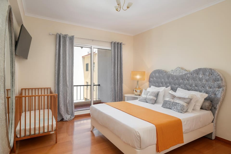 Bed, TV and multimedia, Bedroom