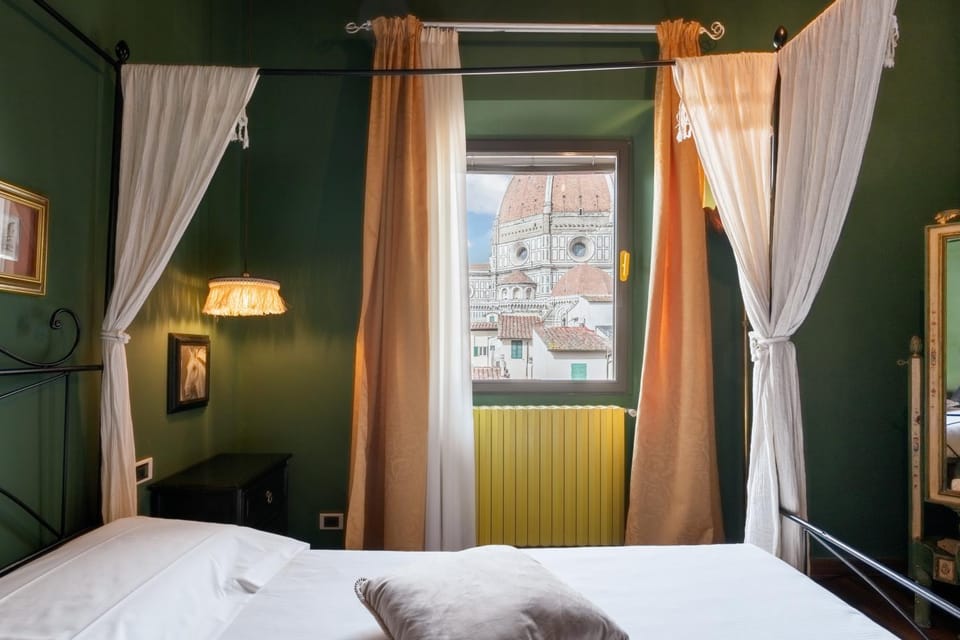 Bedroom, City view