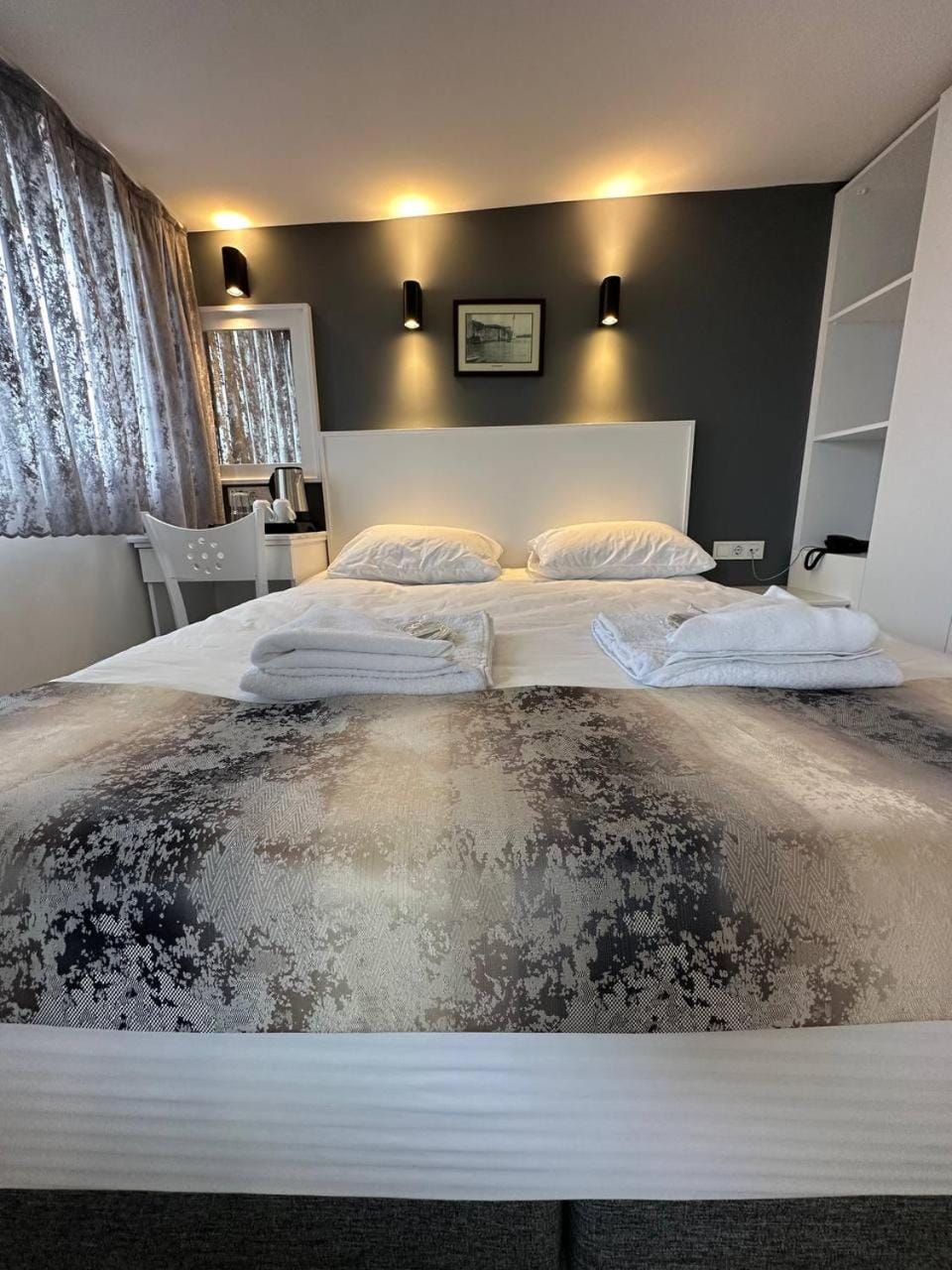 Bed, Bedroom, towels