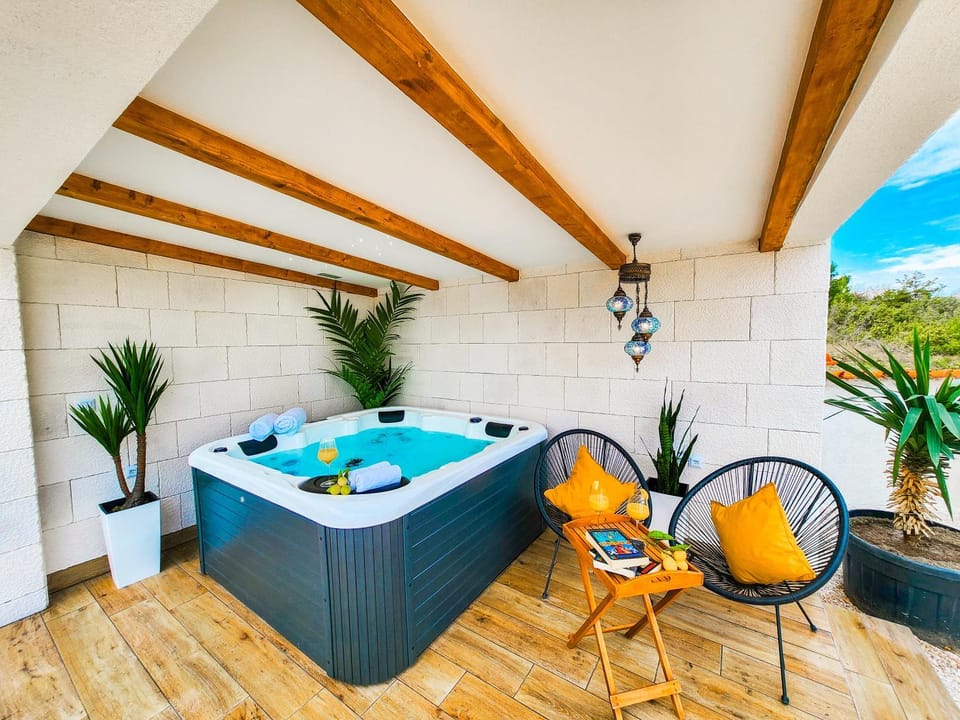 Day, Hot Tub, Seating area, Pool view