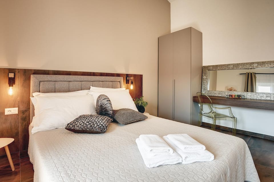 Bed, Photo of the whole room, Bedroom, towels, wardrobe