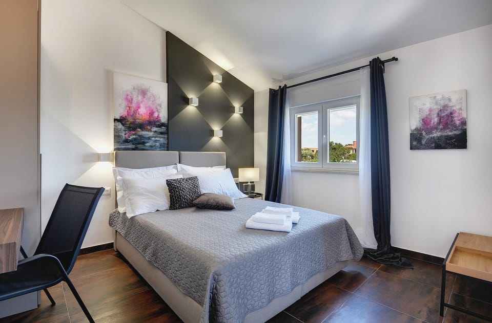 Bed, Photo of the whole room, Decorative detail, Bedroom, towels