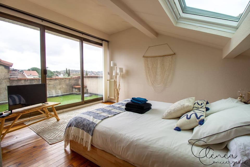 Patio, Bed, TV and multimedia, Photo of the whole room, Bedroom, towels