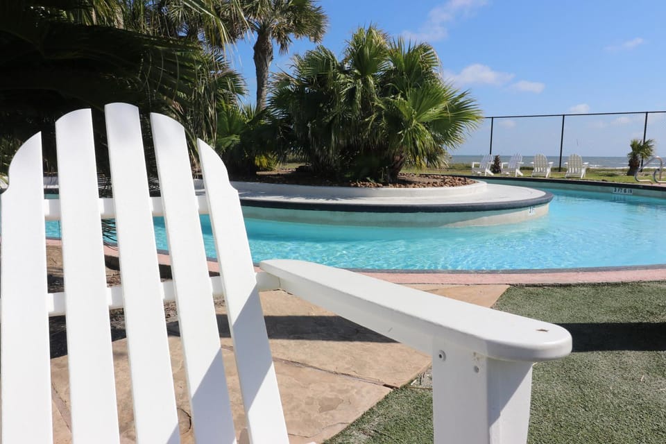 Beachfront Laid Back and Luxurious Diamond Beach Condo - Amazing Pools Amenities Apartment in Diamond Beach