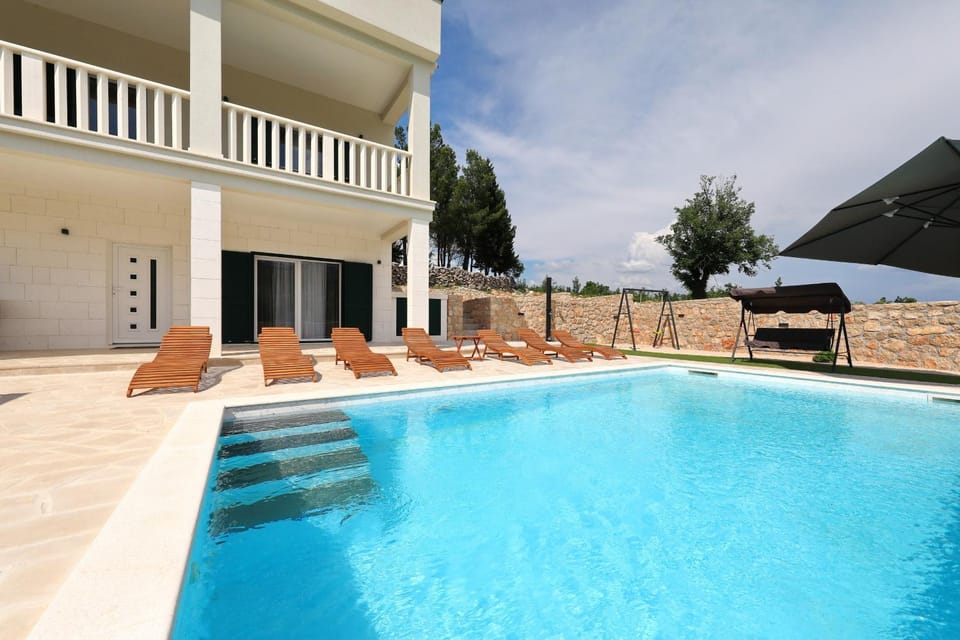 Property building, Facade/entrance, Off site, Balcony/Terrace, Swimming pool