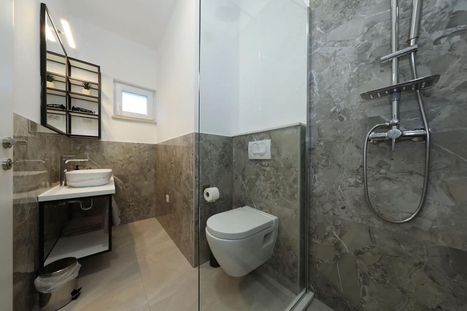 Shower, Toilet, Bathroom, towels