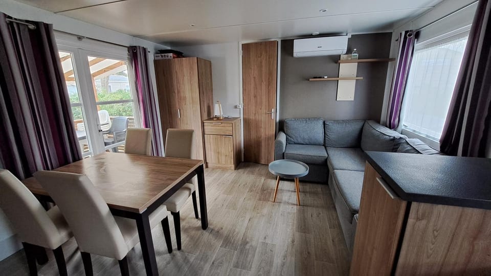 Kitchen or kitchenette, Living room, Seating area, Dining area