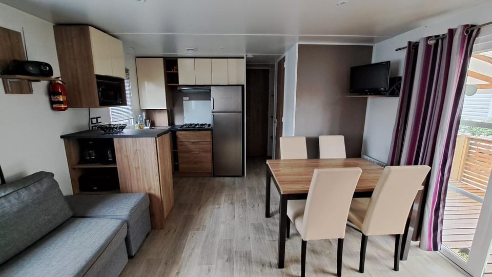 TV and multimedia, Living room, Seating area, Dining area, stove