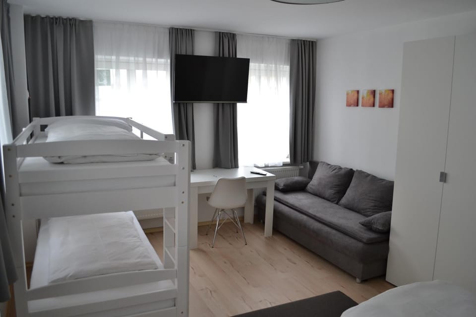 Bed, TV and multimedia, Photo of the whole room, Seating area, Bedroom