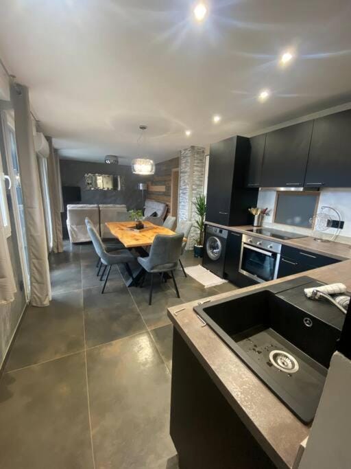 Kitchen or kitchenette, Dining area