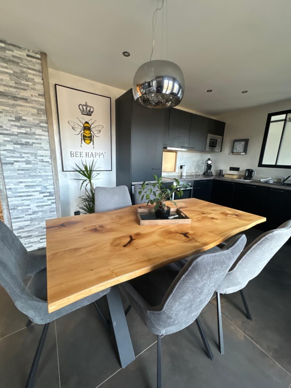 Kitchen or kitchenette, Dining area