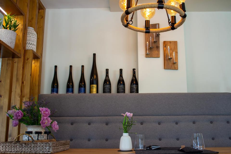 Restaurant/places to eat, Lounge or bar, Food and drinks, Seating area