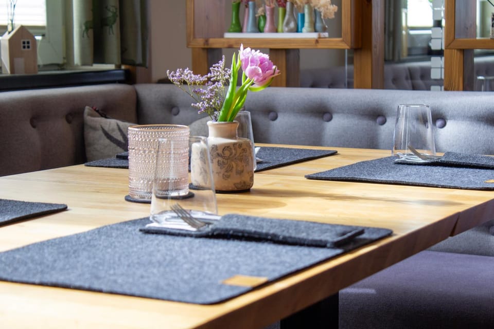 Restaurant/places to eat, Banquet/Function facilities, Seating area, Internal: Not applicable to any particular room