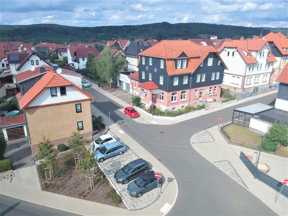 Property building, Day, Natural landscape, Mountain view, Street view, Parking