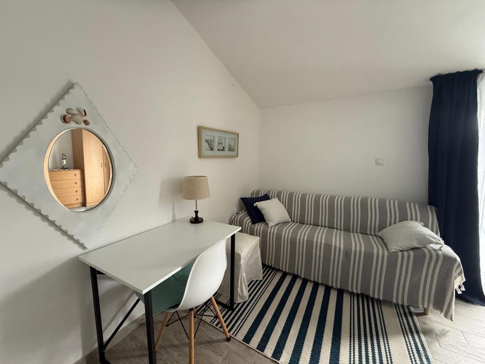 Bedroom, Text overlay