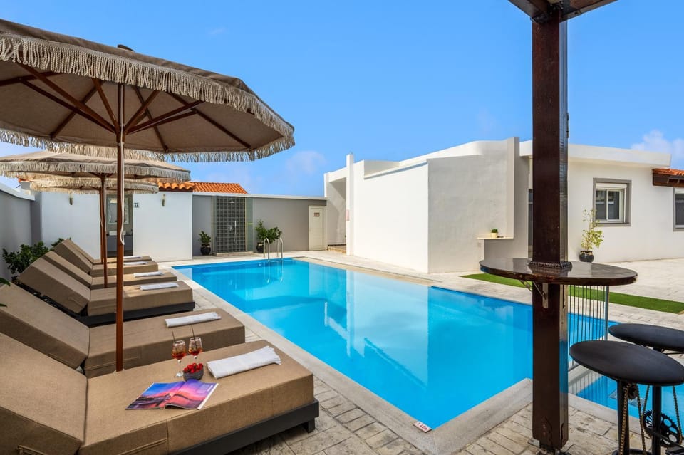 Property building, Patio, Day, Pool view, Swimming pool, sunbed