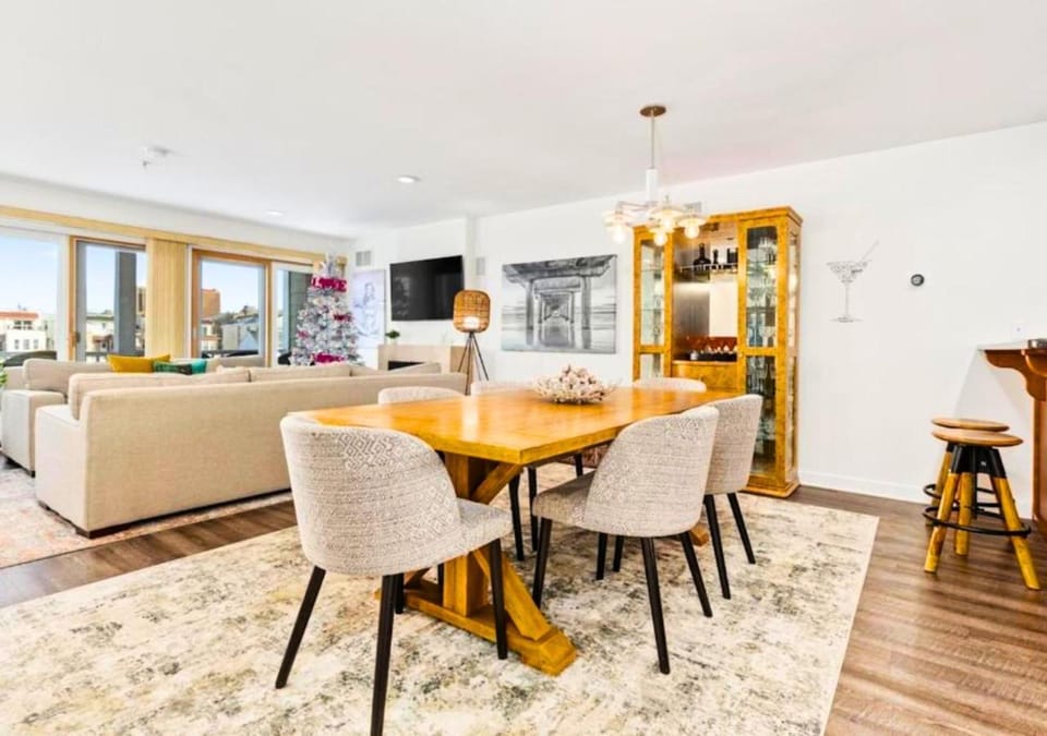 Living room, Seating area, Dining area, Evening entertainment, Entertainment