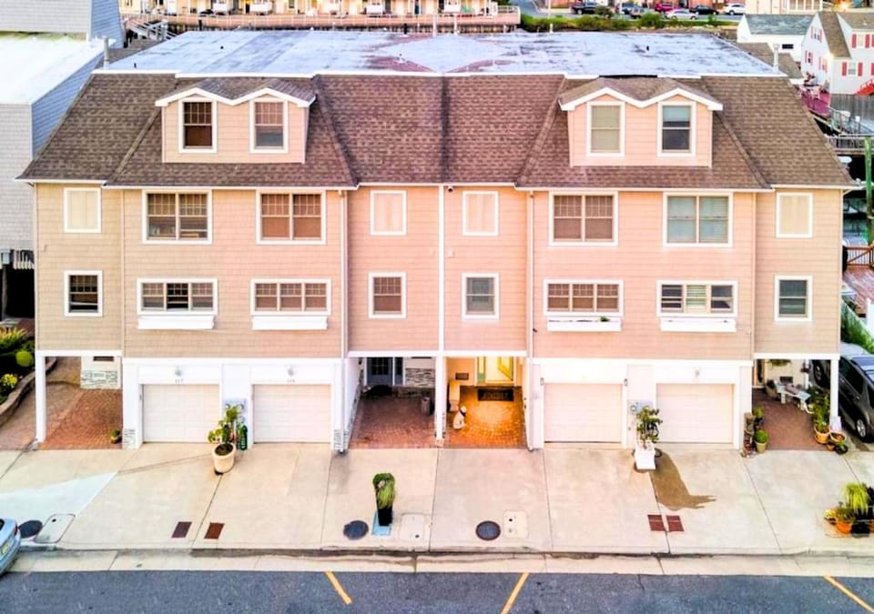Property building, Day, Neighbourhood, Street view, Street view