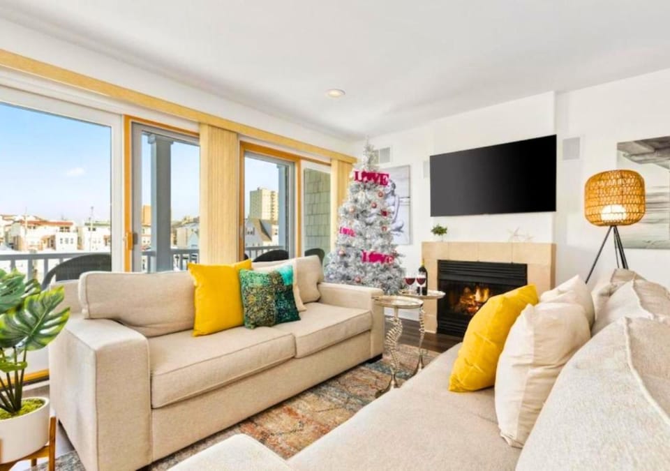 Communal lounge/ TV room, TV and multimedia, Living room, Seating area, Evening entertainment