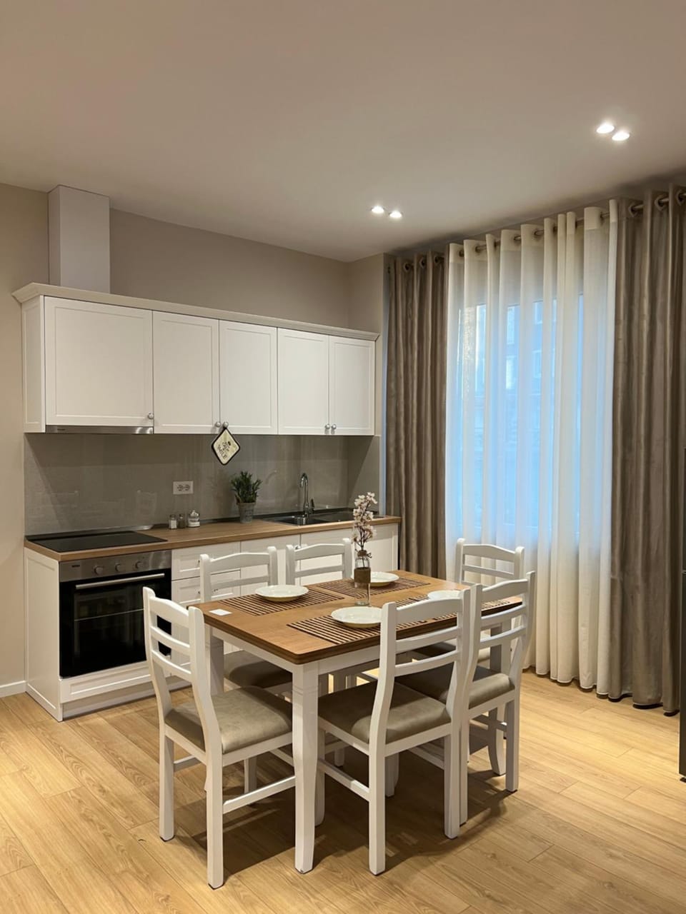 Kitchen or kitchenette, Dining area