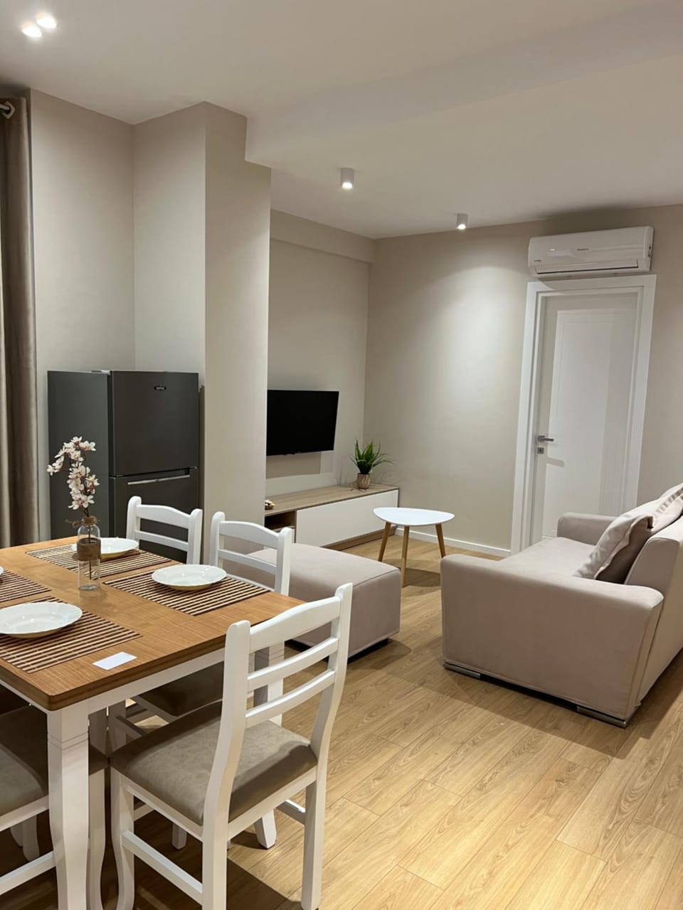 TV and multimedia, Living room, Seating area, Dining area