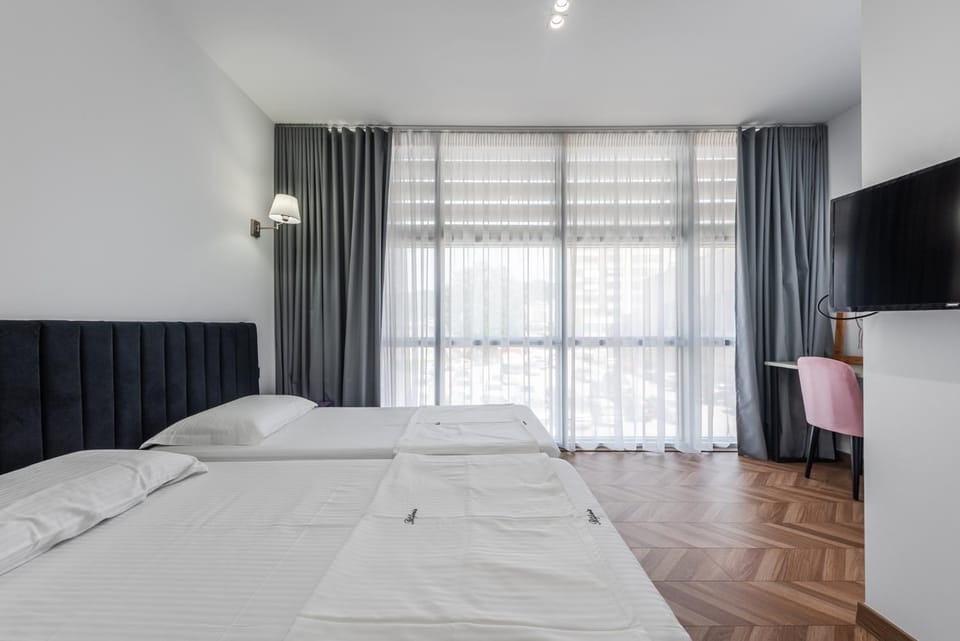 Bed, TV and multimedia, Bedroom