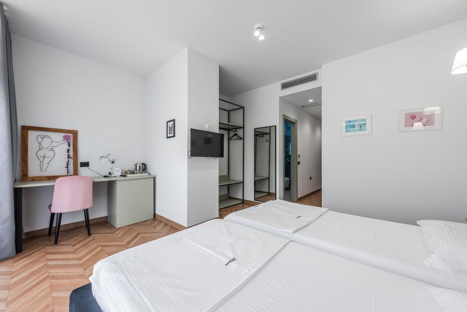 Bed, TV and multimedia, Photo of the whole room, Bedroom, wardrobe, air conditioner
