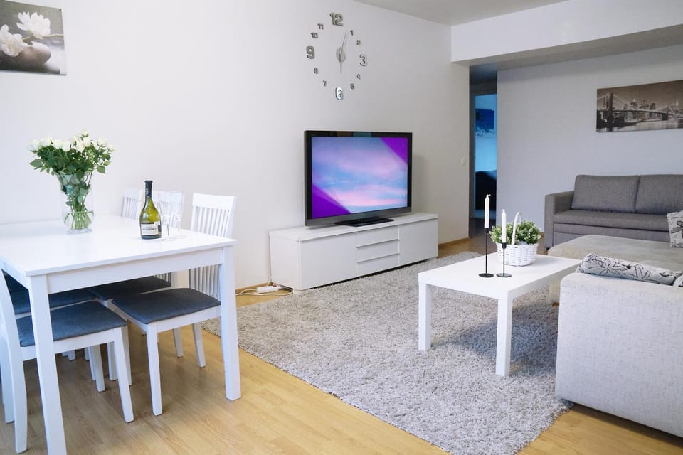 Communal lounge/ TV room, TV and multimedia, Living room, Seating area, Dining area