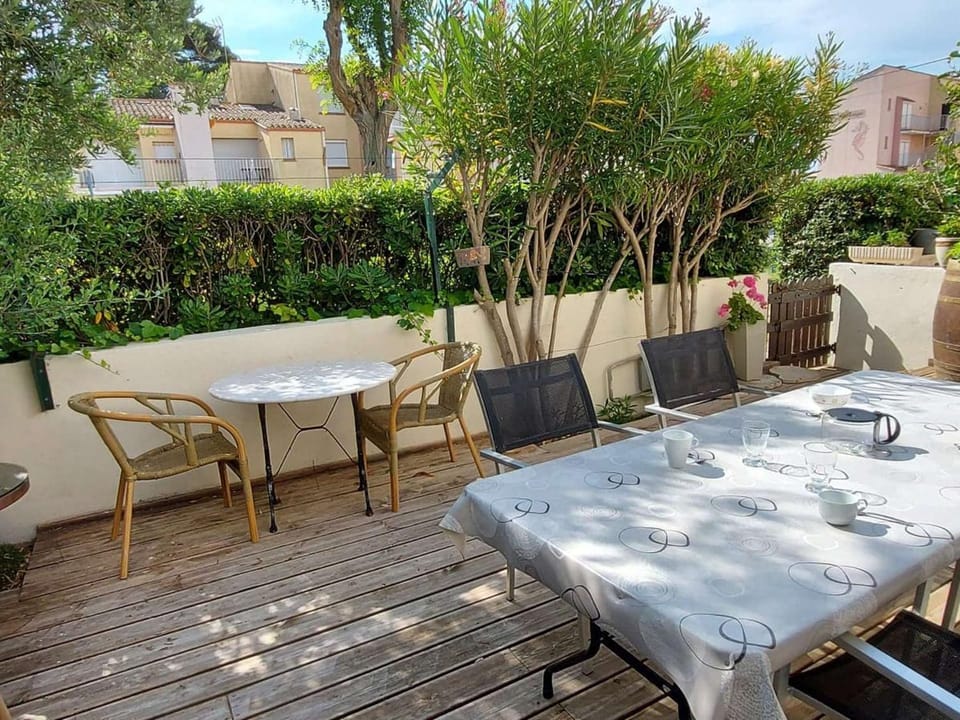 Appartement climatisé 3 pièces, 6 pers, terrasse, BBQ, parking privé, à 100 m de la plage - FR-1-423-253 Apartment in Agde