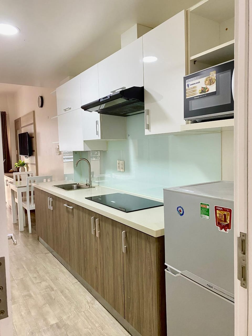 Kitchen or kitchenette, minibar, stove