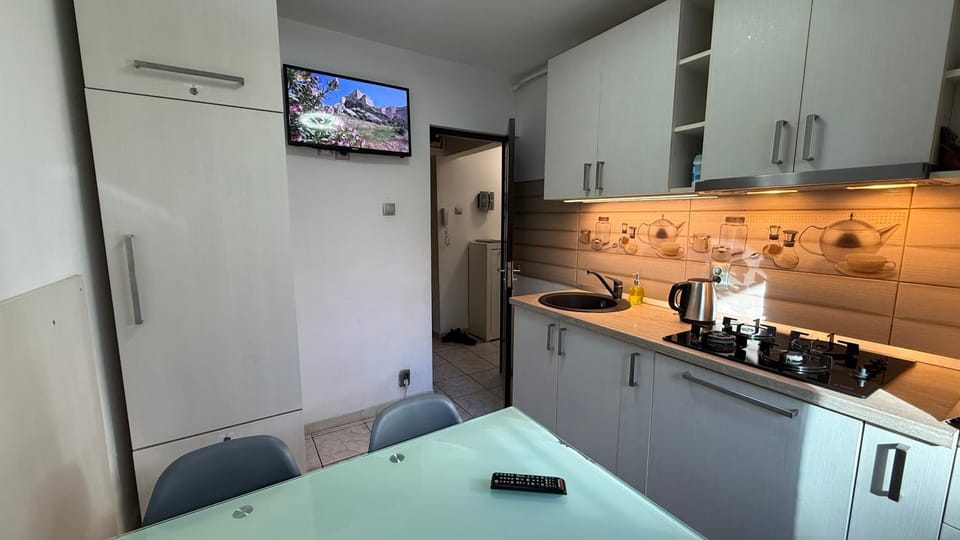 TV and multimedia, Dining area, oven, stove