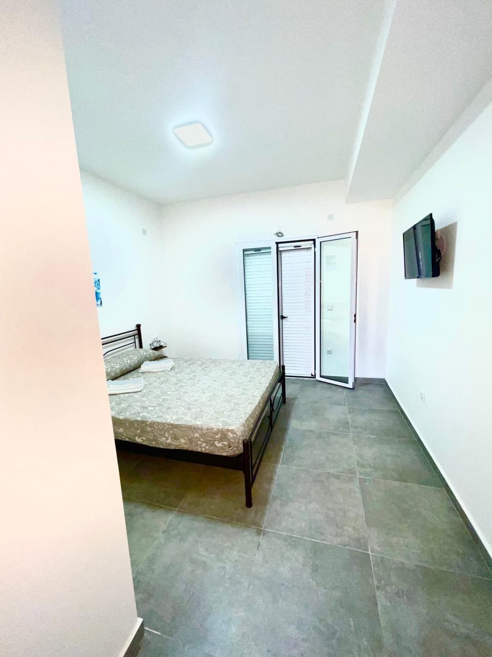 Bed, TV and multimedia, Photo of the whole room, Bedroom