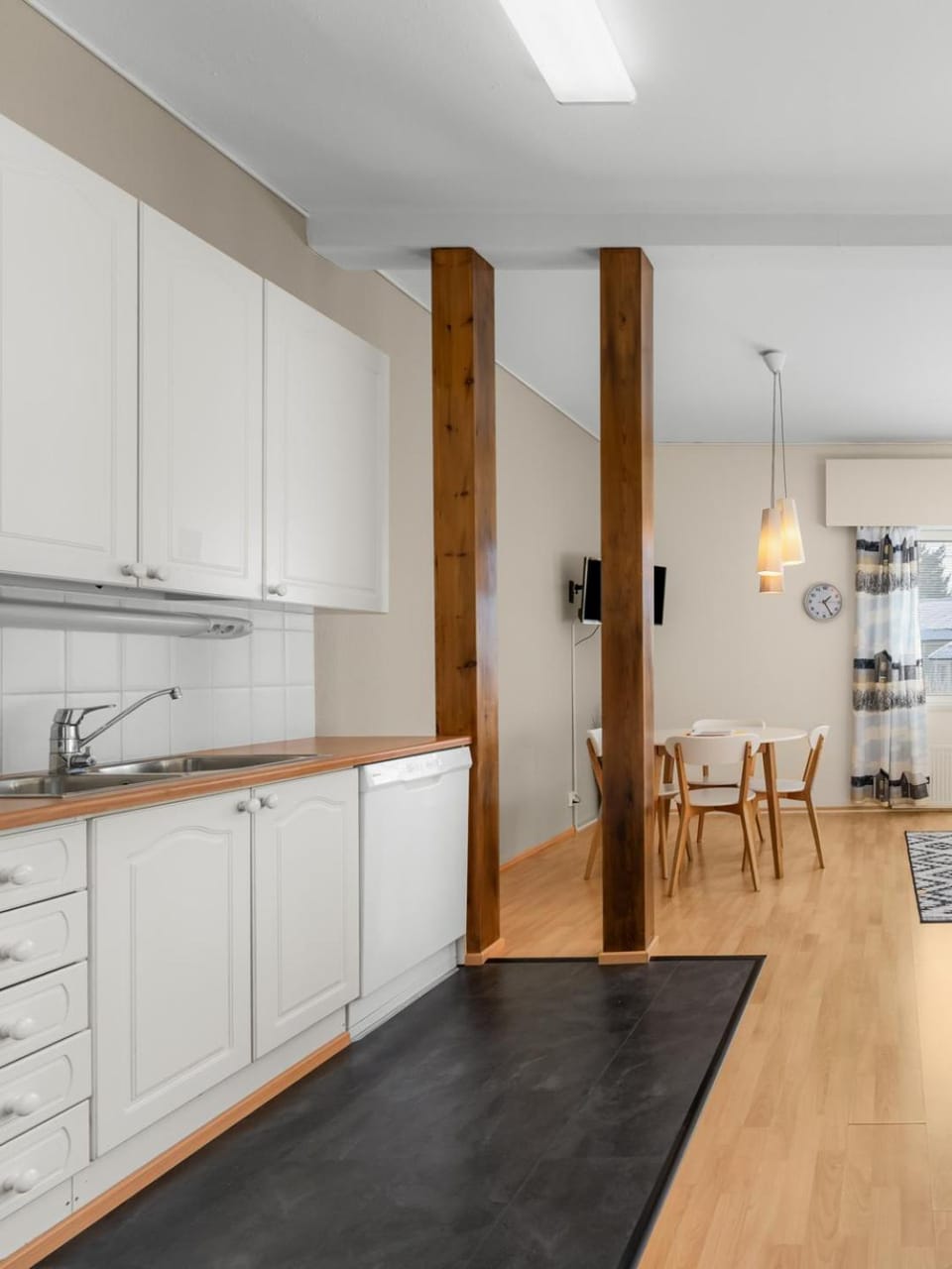 Kitchen or kitchenette, Dining area, dishwasher