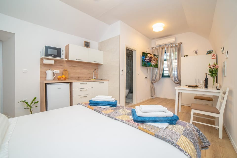 Bathroom, TV and multimedia, Kitchen or kitchenette, Food and drinks, Other, Seating area, Drinks, Certificate/Award, hair dresser, internet, locker, minibar, safe, toaster, kitchen, air conditioner