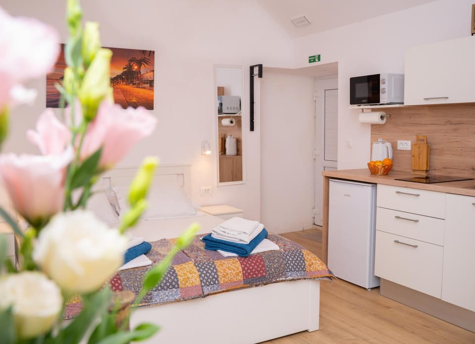 Bed, Kitchen or kitchenette, Dining area, minibar, toaster