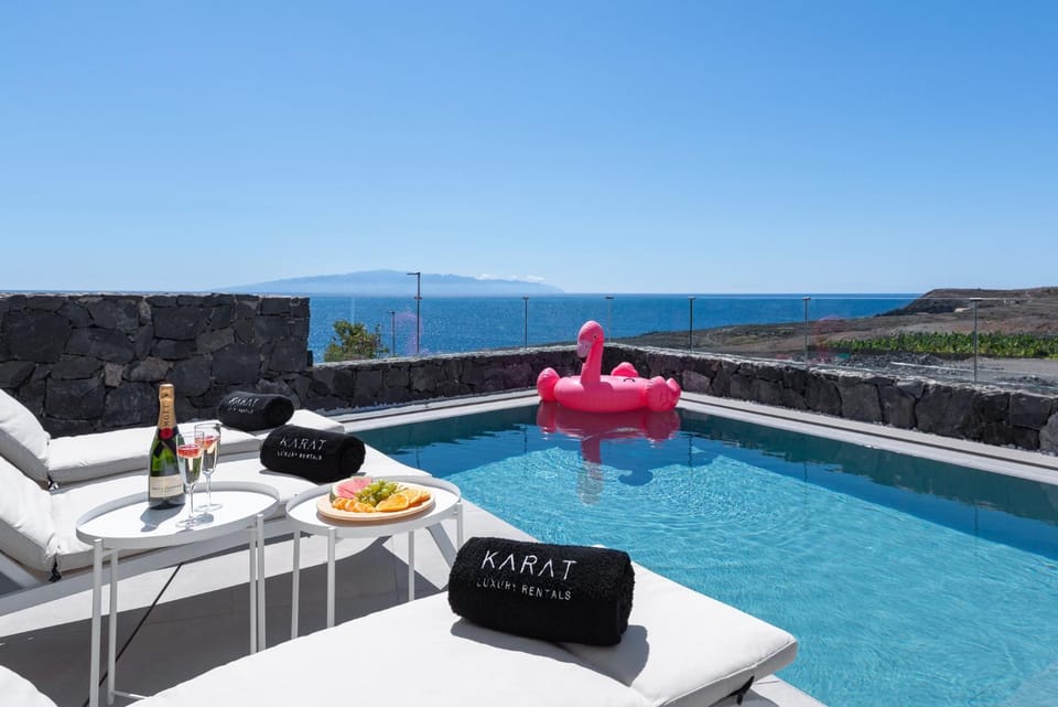 Day, Natural landscape, View (from property/room), Pool view, Sea view, Swimming pool, sunbed