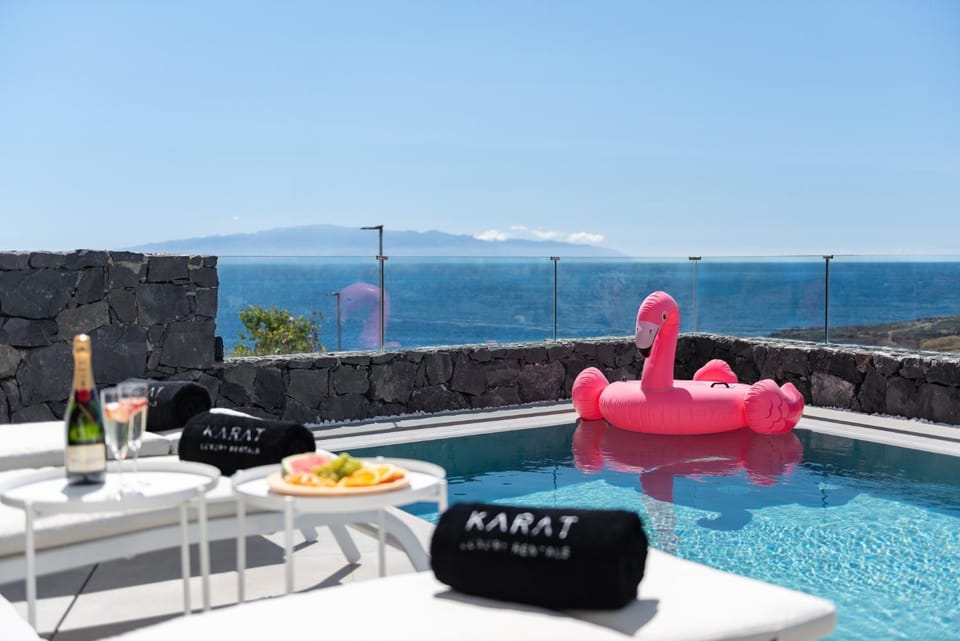 Day, Natural landscape, Sea view, Swimming pool, sunbed