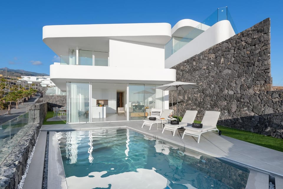Property building, Day, Pool view, Swimming pool, sunbed