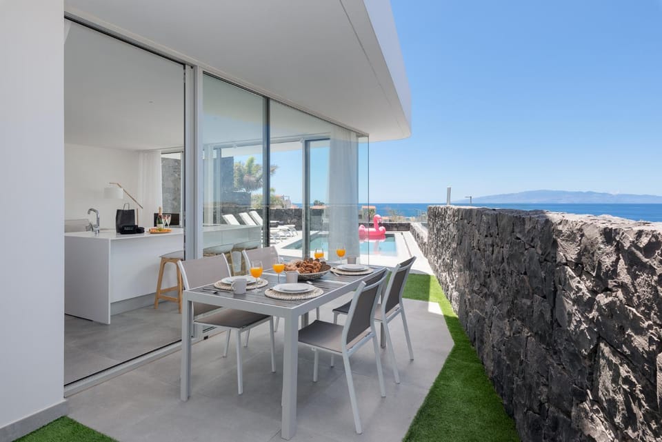Patio, Day, View (from property/room), Balcony/Terrace, Food and drinks, Food, Sea view