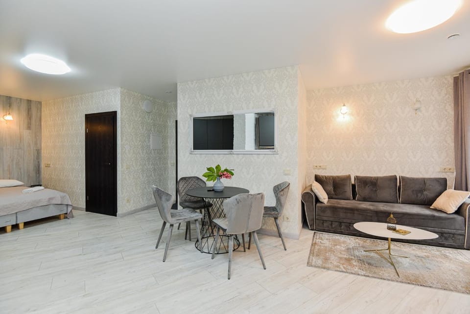 Communal lounge/ TV room, Bed, TV and multimedia, Living room, Photo of the whole room, Seating area, Dining area, Evening entertainment, Bedroom