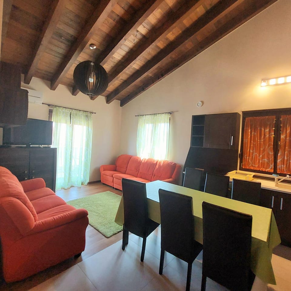 Communal lounge/ TV room, TV and multimedia, Living room, Seating area, Dining area