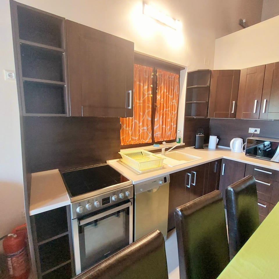 Kitchen or kitchenette, minibar