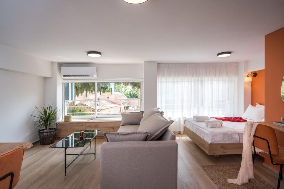 Bed, Living room, Photo of the whole room, Seating area, Bedroom