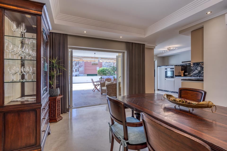 Kitchen or kitchenette, Dining area