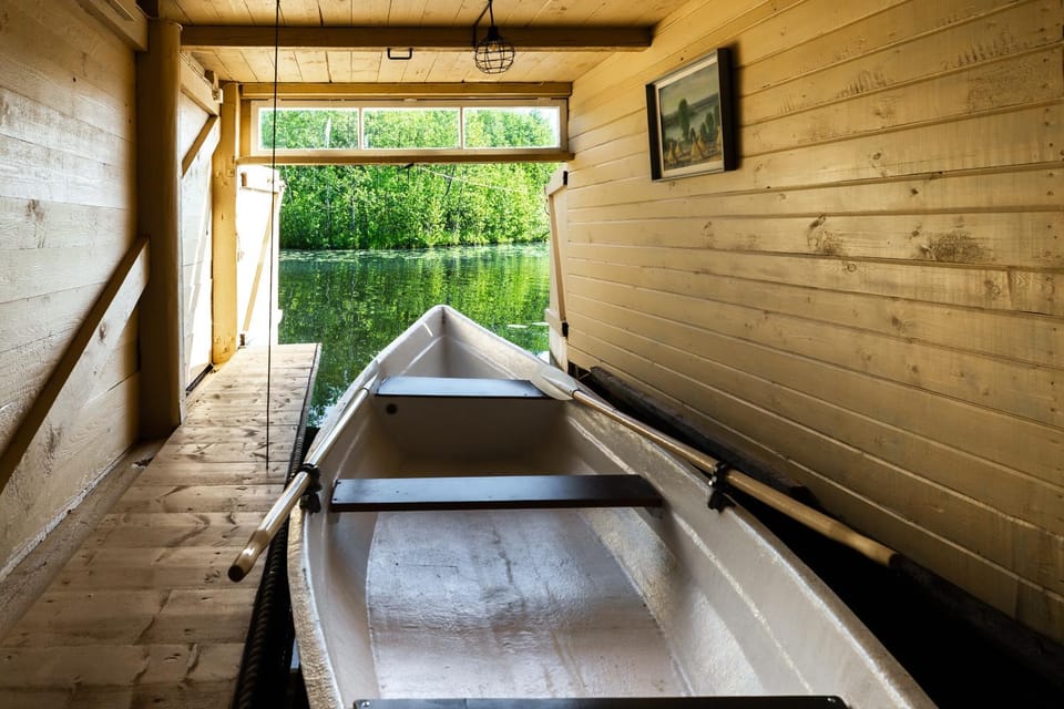 Laivu māja Ezerkrasti Docked boat in Latvia