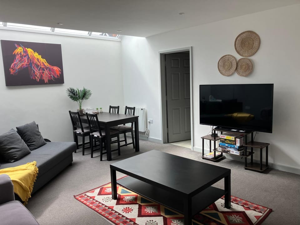 Communal lounge/ TV room, TV and multimedia, Living room, Seating area, Dining area, Evening entertainment