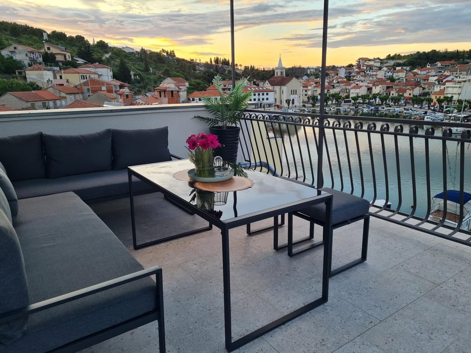 View (from property/room), Balcony/Terrace, City view