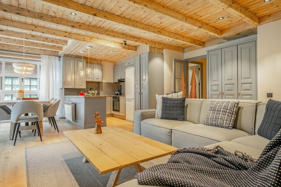 Kitchen or kitchenette, Living room, Seating area, Dining area