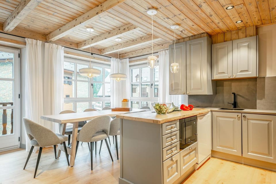 Kitchen or kitchenette, Dining area, stove