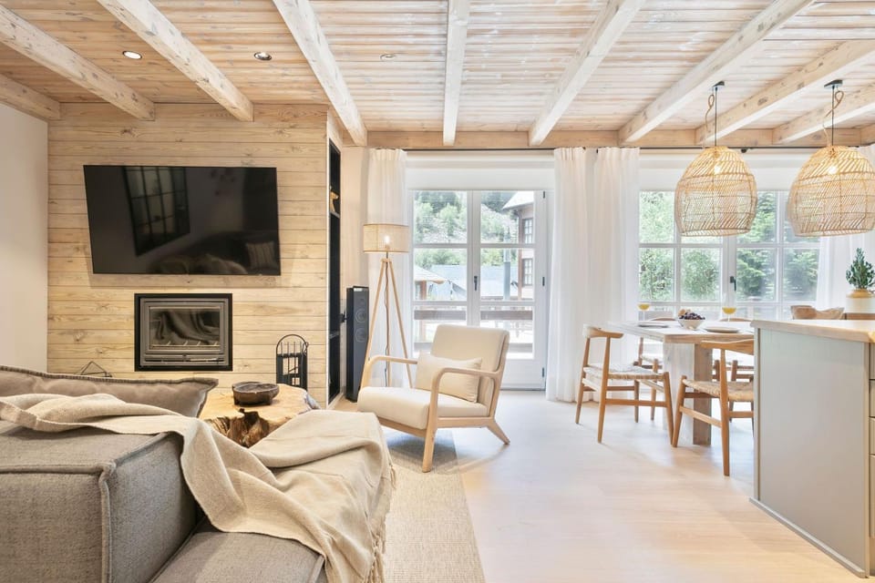 TV and multimedia, Living room, Seating area, Dining area